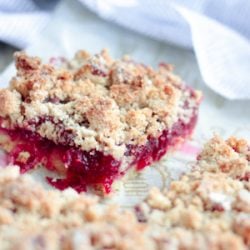 A low carb cranberry shortbread streusel bar cookie recipe from Mellissa Sevigny of I Breathe Im Hungry