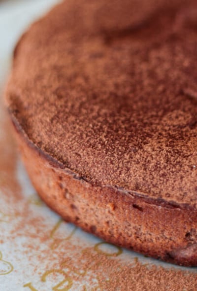 An easy keto chocolate cake recipe from Mellissa Sevigny of I Breathe Im Hungry